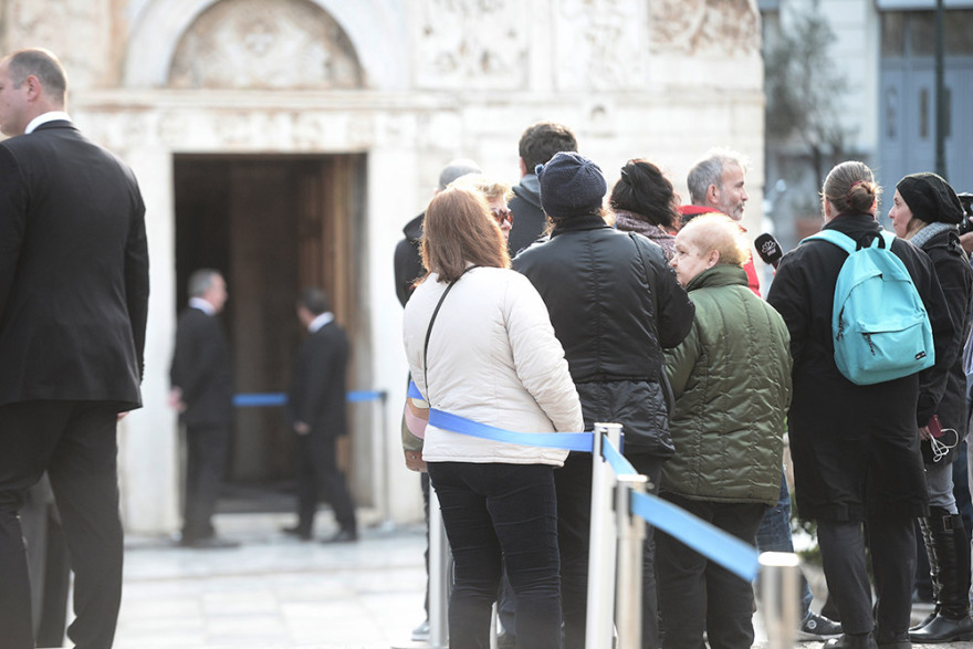 Κώστας Βουτσάς: Σε λαϊκό προσκύνημα η σορός του μεγάλου ηθοποιού - Δείτε φωτογραφίες