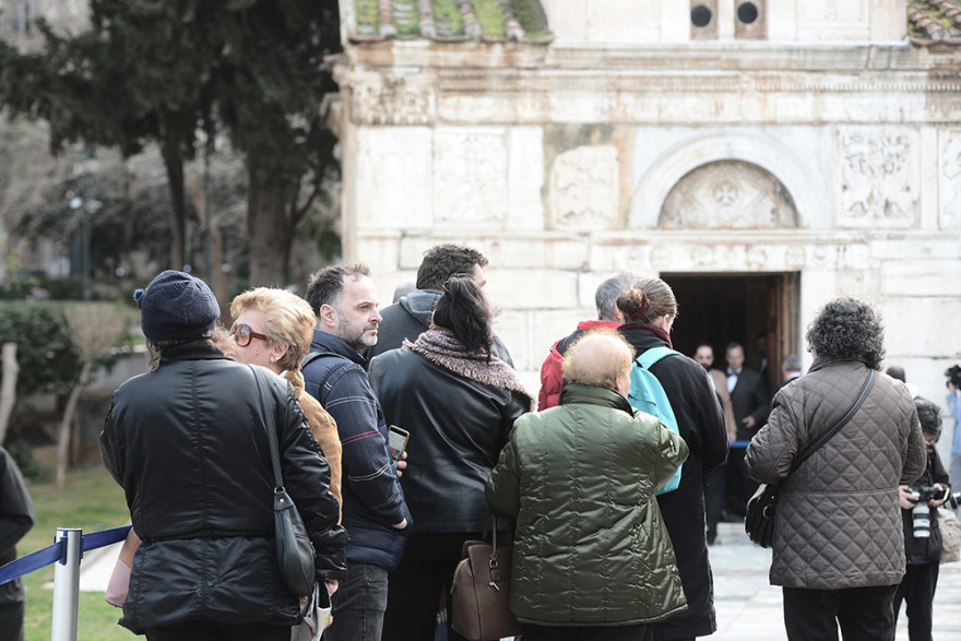 Κώστας Βουτσάς: Σε λαϊκό προσκύνημα η σορός του μεγάλου ηθοποιού - Δείτε φωτογραφίες