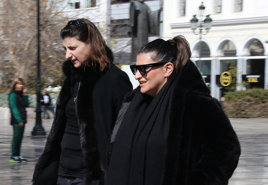 Κώστας Βουτσάς: Στο παρεκκλήσι της Μητρόπολης η Αλίκη Κατσαβού και οι κόρες του ηθοποιού 