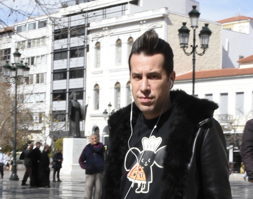 Κώστας Βουτσάς: Σε λαϊκό προσκύνημα η σορός του μεγάλου ηθοποιού - Δείτε φωτογραφίες