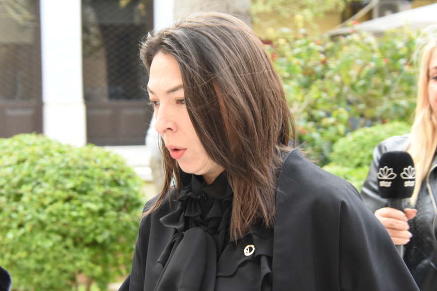 Κώστας Βουτσάς: Στο παρεκκλήσι της Μητρόπολης η Αλίκη Κατσαβού και οι κόρες του ηθοποιού 