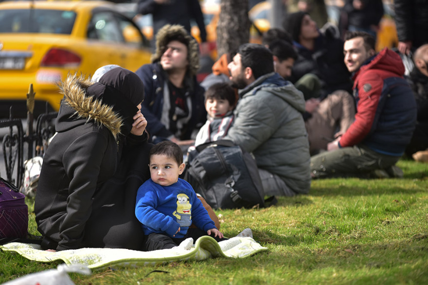 Βίντεο: Χιλιάδες πρόσφυγες συρρέουν στα τουρκικά παράλια και στον Έβρο με προορισμό την Ελλάδα