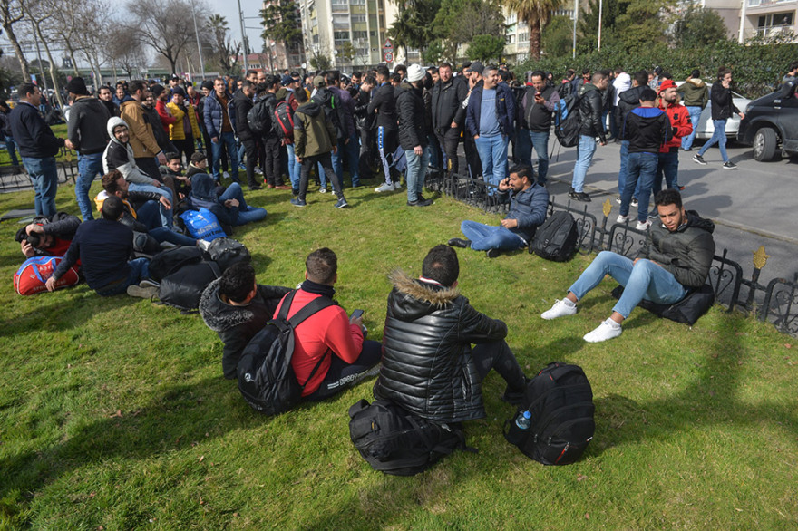 Βίντεο: Χιλιάδες πρόσφυγες συρρέουν στα τουρκικά παράλια και στον Έβρο με προορισμό την Ελλάδα