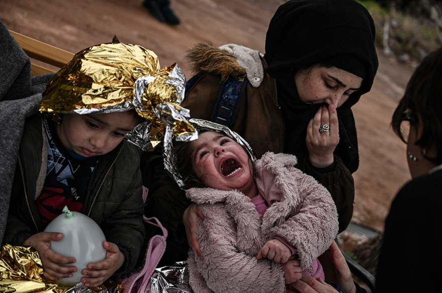 Βίντεο: Χιλιάδες πρόσφυγες συρρέουν στα τουρκικά παράλια και στον Έβρο με προορισμό την Ελλάδα