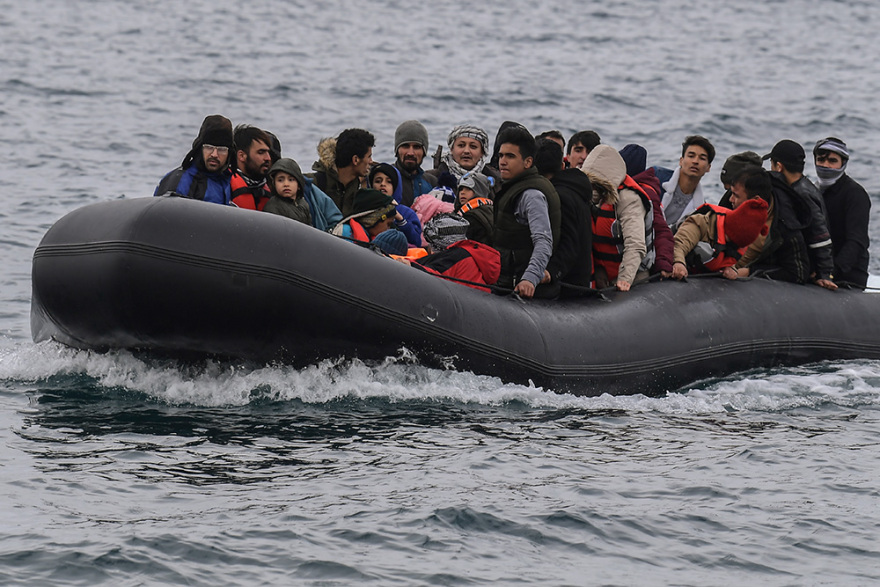 Βίντεο: Χιλιάδες πρόσφυγες συρρέουν στα τουρκικά παράλια και στον Έβρο με προορισμό την Ελλάδα