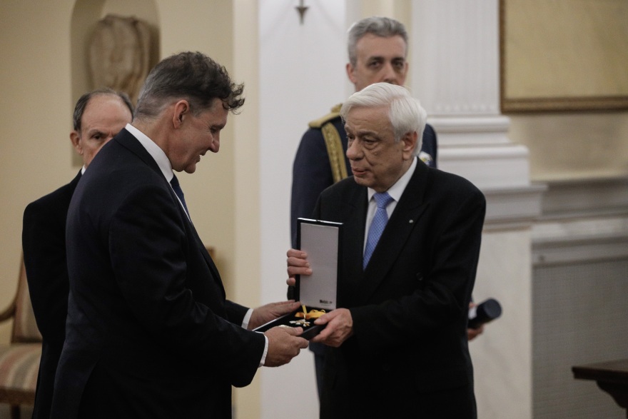 Ο Παυλόπουλος παρασημοφόρησε τον πρύτανη του ΕΚΠΑ και τον πρόεδρο του Κεντρικού Ισραηλιτικού Συμβουλίου