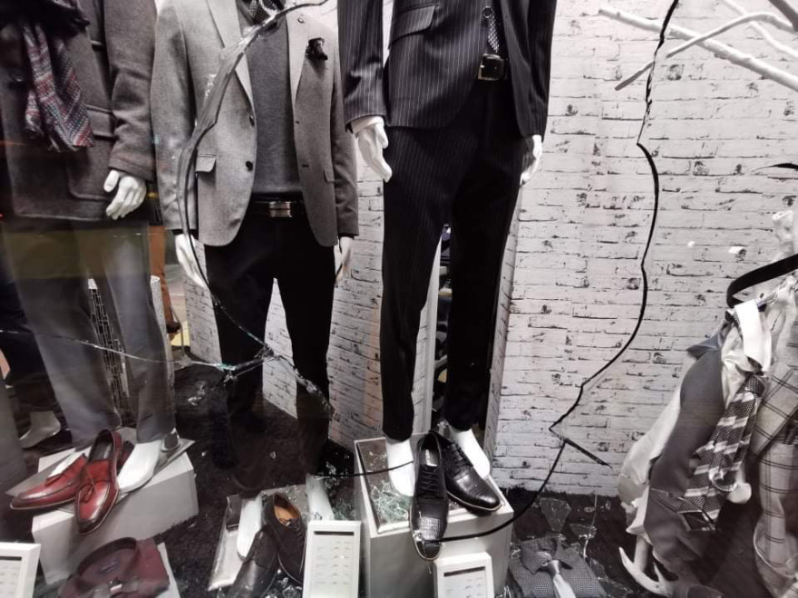 ΑΣΟΕΕ: Ξέσπασαν και πάλι επεισόδια, νεαροί βγήκαν από το πανεπιστήμιο και πέταξαν πέτρες