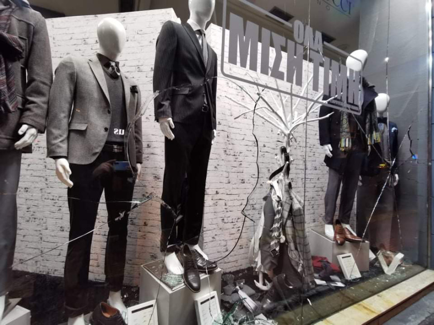 ΑΣΟΕΕ: Ξέσπασαν και πάλι επεισόδια, νεαροί βγήκαν από το πανεπιστήμιο και πέταξαν πέτρες