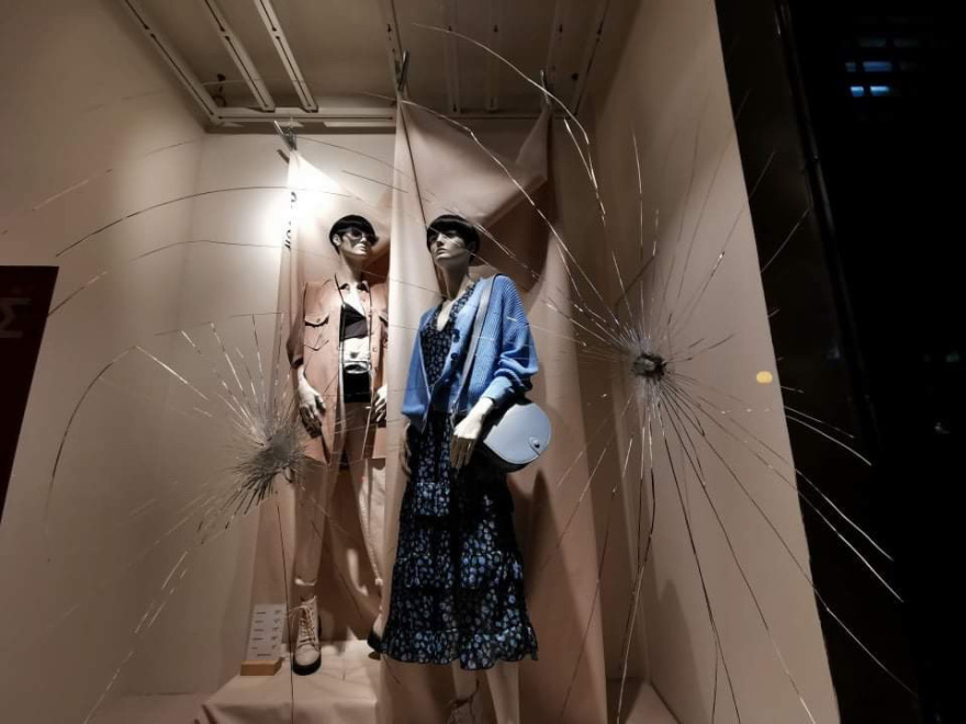 ΑΣΟΕΕ: Ξέσπασαν και πάλι επεισόδια, νεαροί βγήκαν από το πανεπιστήμιο και πέταξαν πέτρες