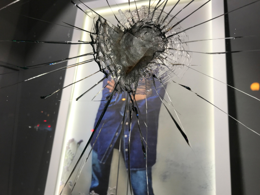 ΑΣΟΕΕ: Ξέσπασαν και πάλι επεισόδια, νεαροί βγήκαν από το πανεπιστήμιο και πέταξαν πέτρες