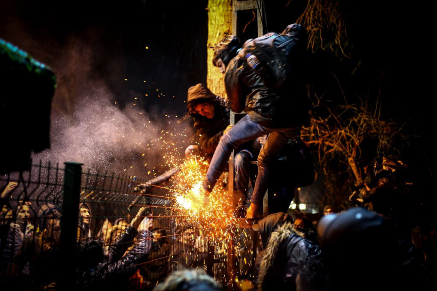 Έβρος: Ολονύχτια μάχη για να μην περάσουν οι μετανάστες τα σύνορα 