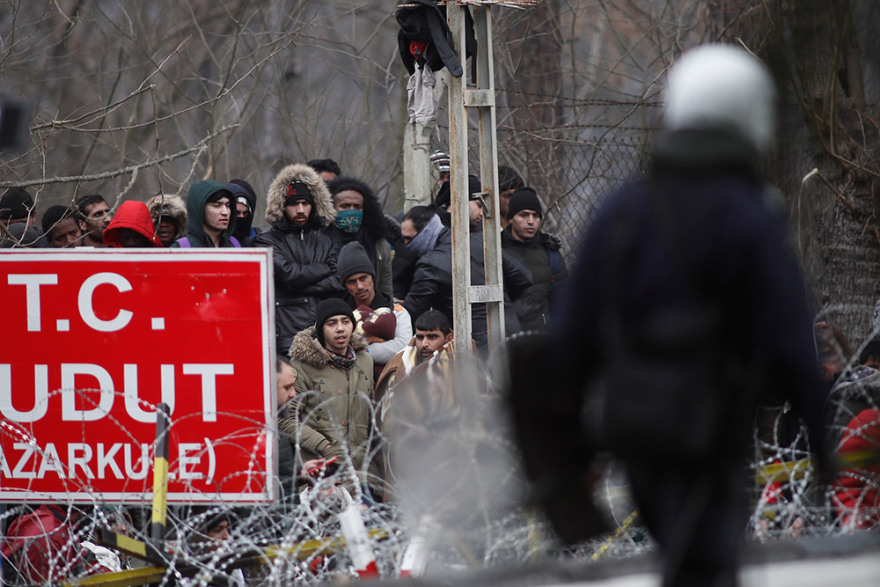 Μεταναστευτικό: Τούρκοι αστυνομικοί πετούν δακρυγόνα προς την ελληνική πλευρά