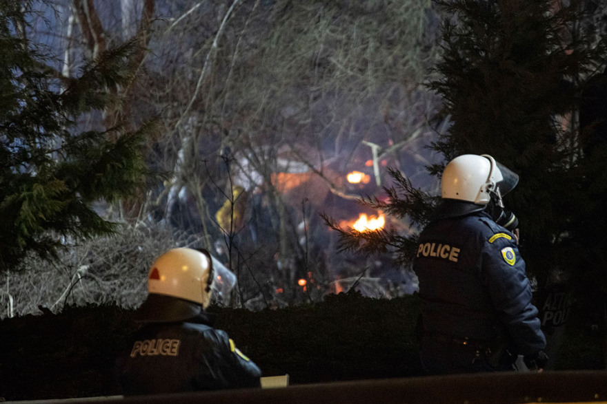 Έβρος: Πάνω από 13.000 μετανάστες στα ελληνοτουρκικά σύνορα - Δεύτερη νύχτα χάους