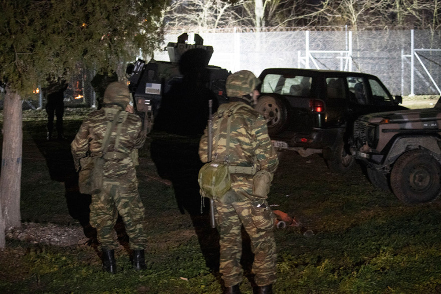 Έβρος: Πάνω από 13.000 μετανάστες στα ελληνοτουρκικά σύνορα - Δεύτερη νύχτα χάους