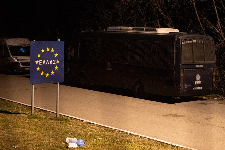 Έβρος: Πάνω από 13.000 μετανάστες στα ελληνοτουρκικά σύνορα - Δεύτερη νύχτα χάους