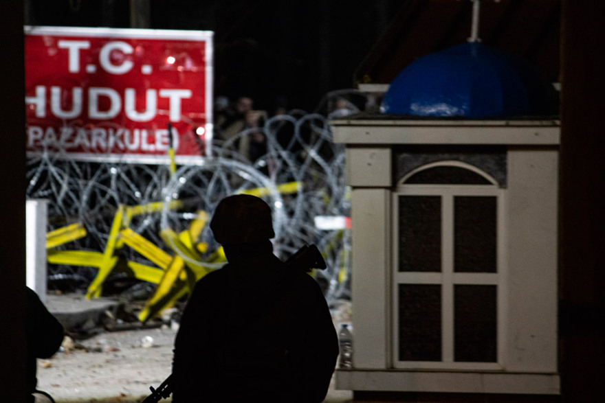 Έβρος: Πάνω από 13.000 μετανάστες στα ελληνοτουρκικά σύνορα - Δεύτερη νύχτα χάους