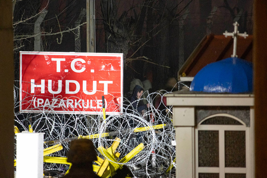 Έβρος: Πάνω από 13.000 μετανάστες στα ελληνοτουρκικά σύνορα - Δεύτερη νύχτα χάους