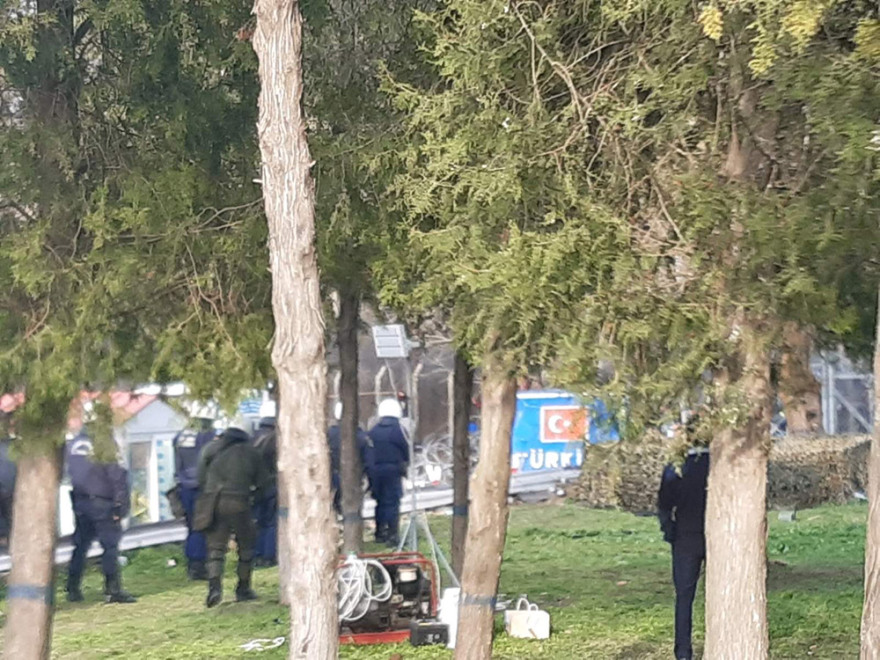 Έβρος: Οι Τούρκοι πετούν χημικά στις ελληνικές δυνάμεις με καθοδήγηση από drones