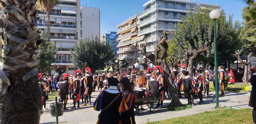 Κορωνοϊός: Στους 8.000 ανήλθαν οι καρναβαλιστές που παρήλασαν στην Πάτρα - Δείτε βίντεο