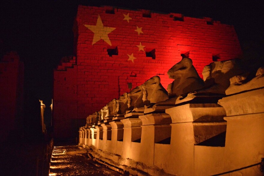 Κορωνοϊός: Η Αίγυπτος φωτίζει τα μνημεία της με τα χρώματα της κινεζικής σημαίας ως αλληλεγγύη προς τον κινεζικό λαό