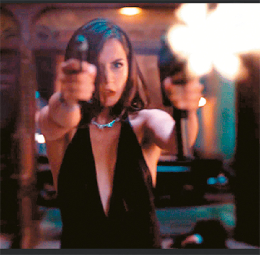 Τα κορίτσια του 007 κυκλοφορούν κι οπλοφορούν