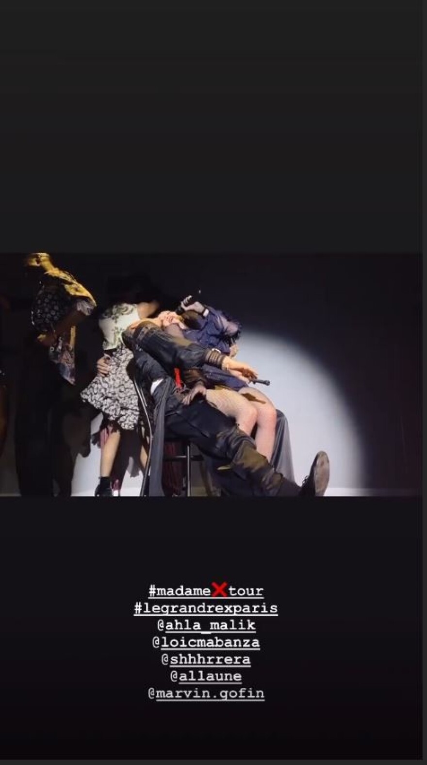 Ατύχημα για τη Μαντόνα: Έπεσε από την καρέκλα και έβαλε τα κλάματα επί σκηνής