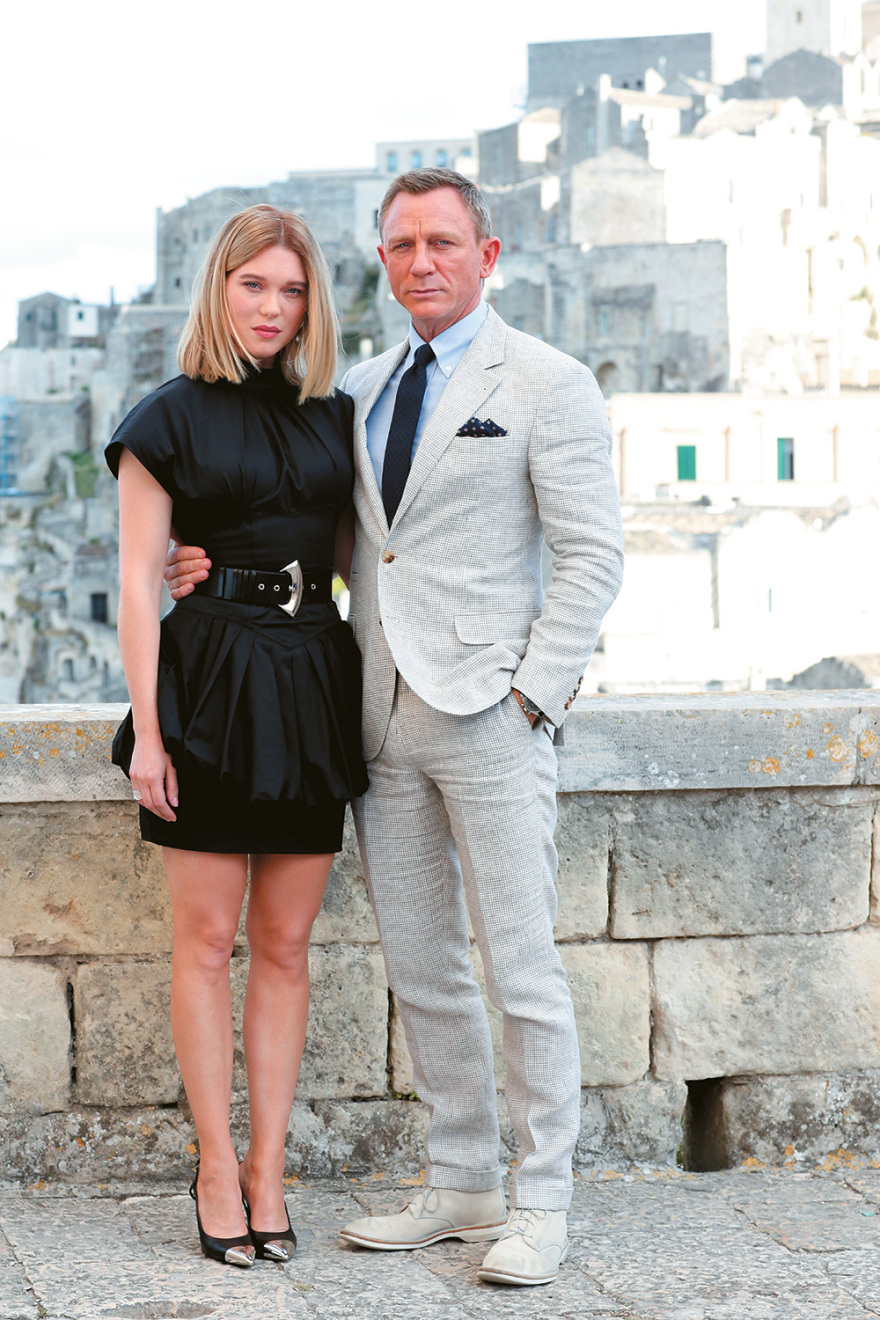 Τα κορίτσια του 007 κυκλοφορούν κι οπλοφορούν