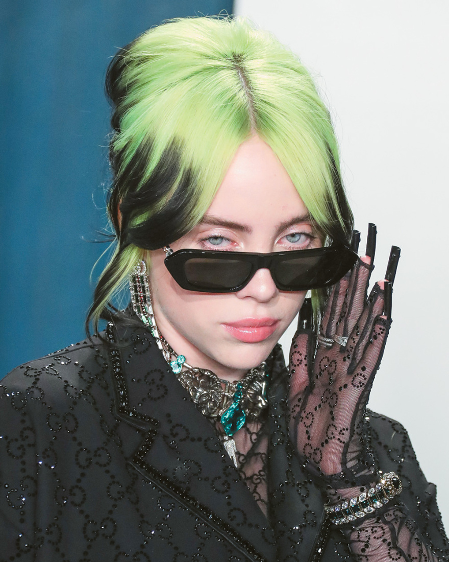 Τα κορίτσια του 007 κυκλοφορούν κι οπλοφορούν