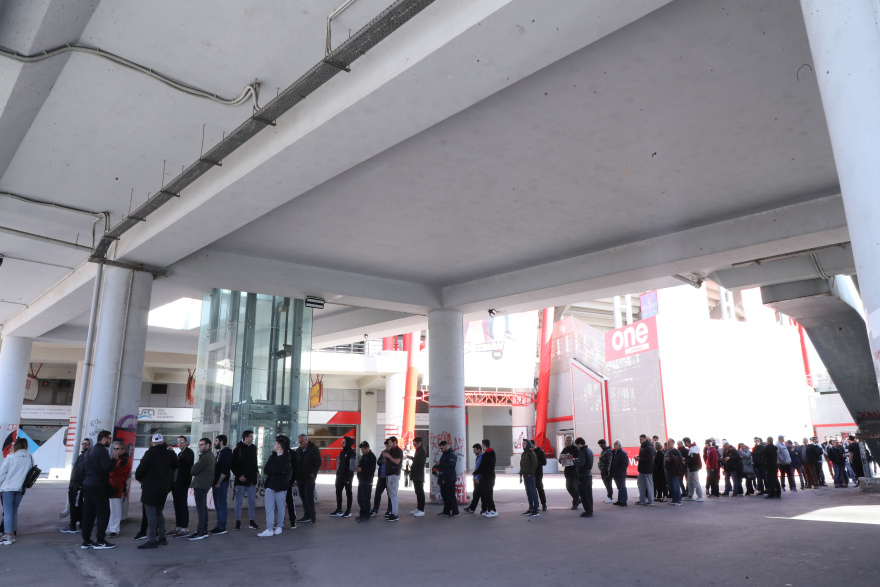 Ολυμπιακός: «Ουρές» για τα εισιτήρια με τη Γουλβς στο Καραϊσκάκη