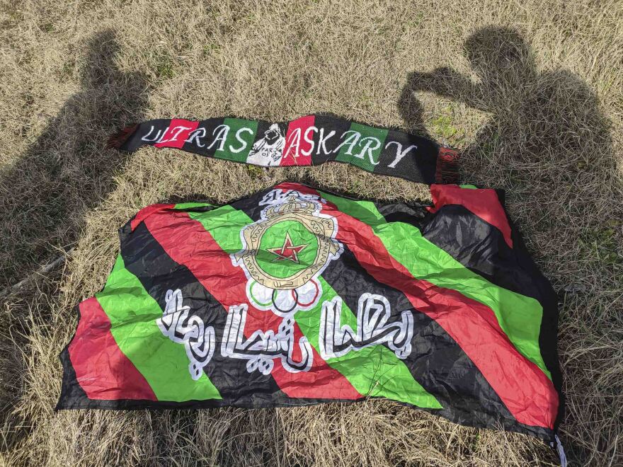 Έβρος: Αδιάβροχα, παπούτσια και λάβαρα ομάδων αφήνουν πίσω τους οι μετανάστες - Δείτε φωτογραφίες