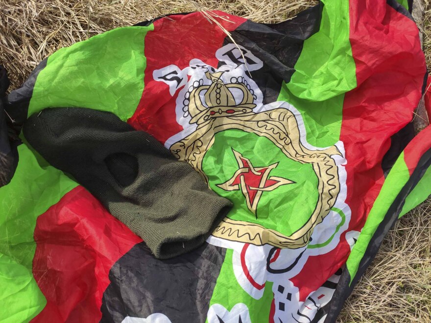 Έβρος: Αδιάβροχα, παπούτσια και λάβαρα ομάδων αφήνουν πίσω τους οι μετανάστες - Δείτε φωτογραφίες