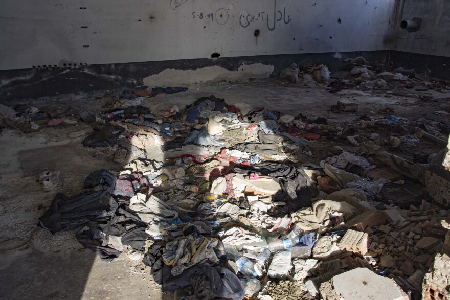 Έβρος: Αδιάβροχα, παπούτσια και λάβαρα ομάδων αφήνουν πίσω τους οι μετανάστες - Δείτε φωτογραφίες