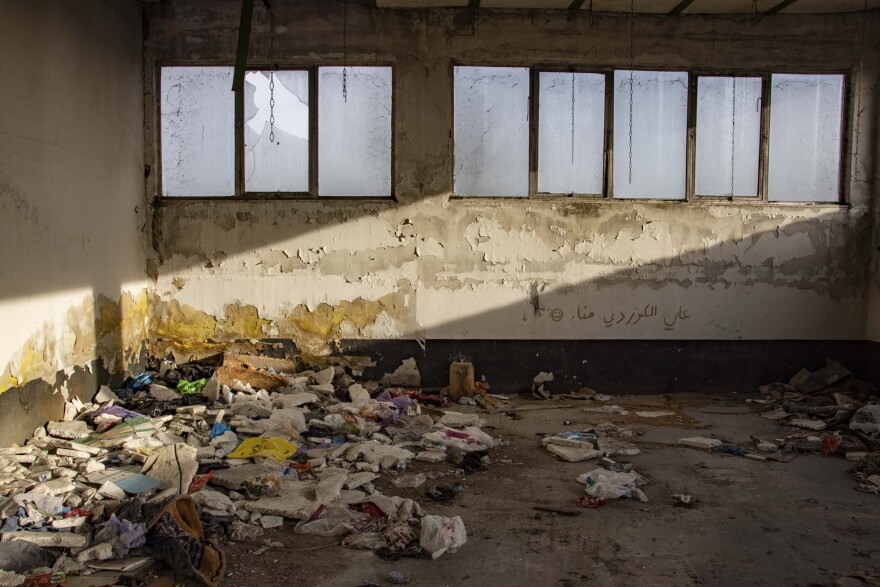 Έβρος: Αδιάβροχα, παπούτσια και λάβαρα ομάδων αφήνουν πίσω τους οι μετανάστες - Δείτε φωτογραφίες