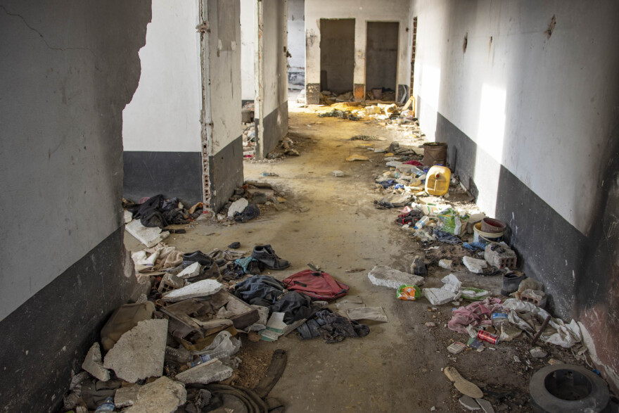 Έβρος: Αδιάβροχα, παπούτσια και λάβαρα ομάδων αφήνουν πίσω τους οι μετανάστες - Δείτε φωτογραφίες