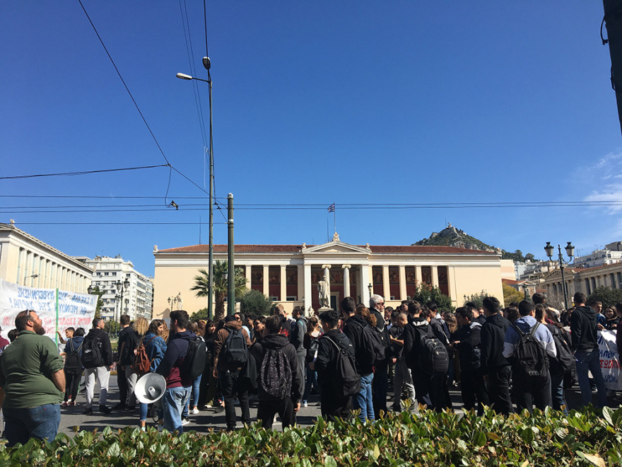 Μαθητική πορεία στην Αθήνα: «Θέλουμε σχολείο να μορφώνει και όχι να εξοντώνει»
