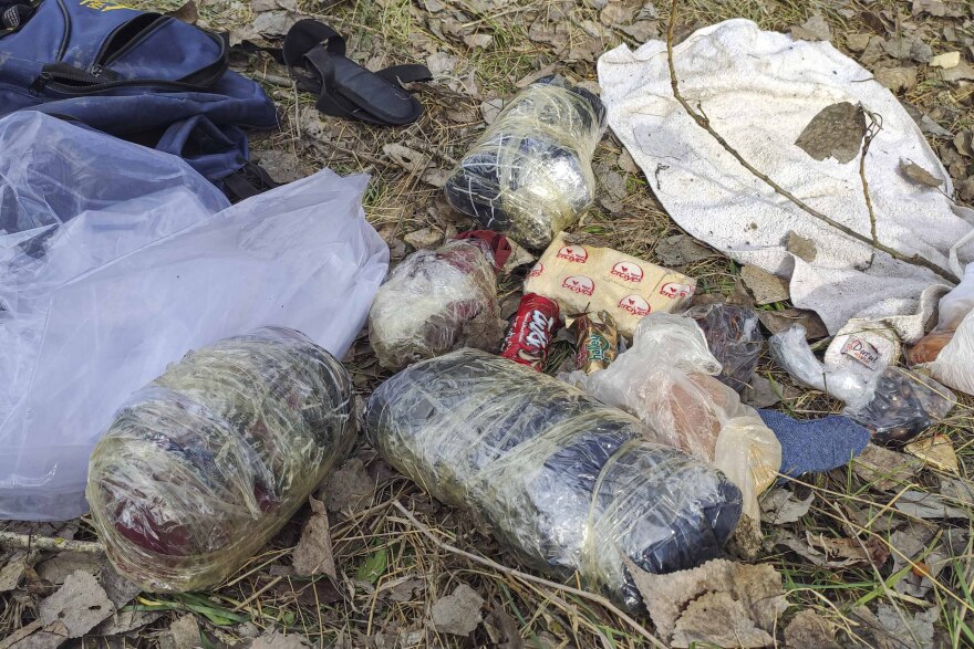 Έβρος: Αδιάβροχα, παπούτσια και λάβαρα ομάδων αφήνουν πίσω τους οι μετανάστες - Δείτε φωτογραφίες