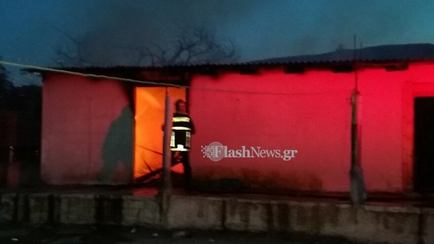 Χανιά: Σπίτι τυλίχθηκε στις φλόγες - Δείτε φωτογραφίες και βίντεο