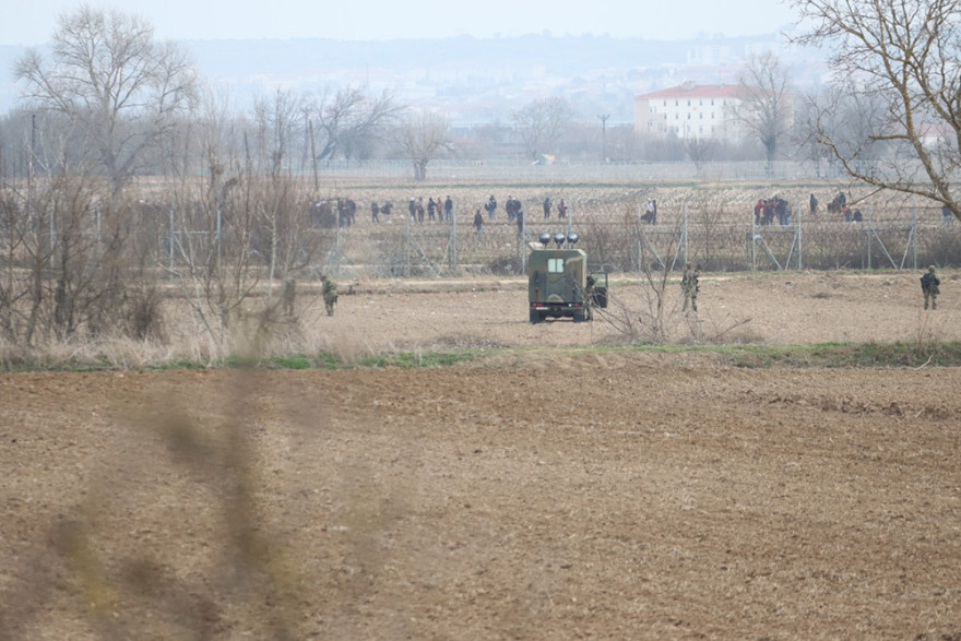 Έβρος-Μετανάστες: Ολοήμερα επεισόδια με βροχή δακρυγόνων από την Τουρκία - Εντατικοί έλεγχοι όλη τη νύχτα