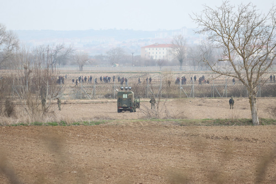 Έβρος-Μετανάστες: Ολοήμερα επεισόδια με βροχή δακρυγόνων από την Τουρκία - Εντατικοί έλεγχοι όλη τη νύχτα