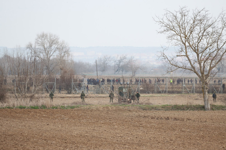 Έβρος-Μετανάστες: Ολοήμερα επεισόδια με βροχή δακρυγόνων από την Τουρκία - Εντατικοί έλεγχοι όλη τη νύχτα