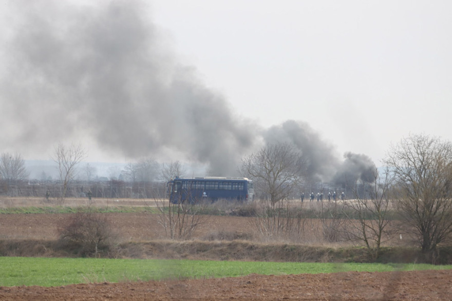 Έβρος-Μετανάστες: Ολοήμερα επεισόδια με βροχή δακρυγόνων από την Τουρκία - Εντατικοί έλεγχοι όλη τη νύχτα