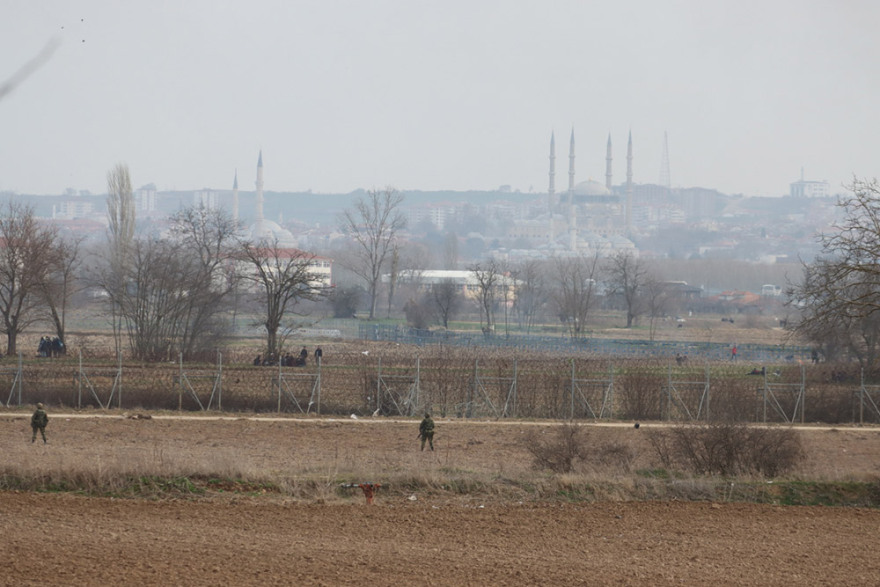 Έβρος-Μετανάστες: Ολοήμερα επεισόδια με βροχή δακρυγόνων από την Τουρκία - Εντατικοί έλεγχοι όλη τη νύχτα