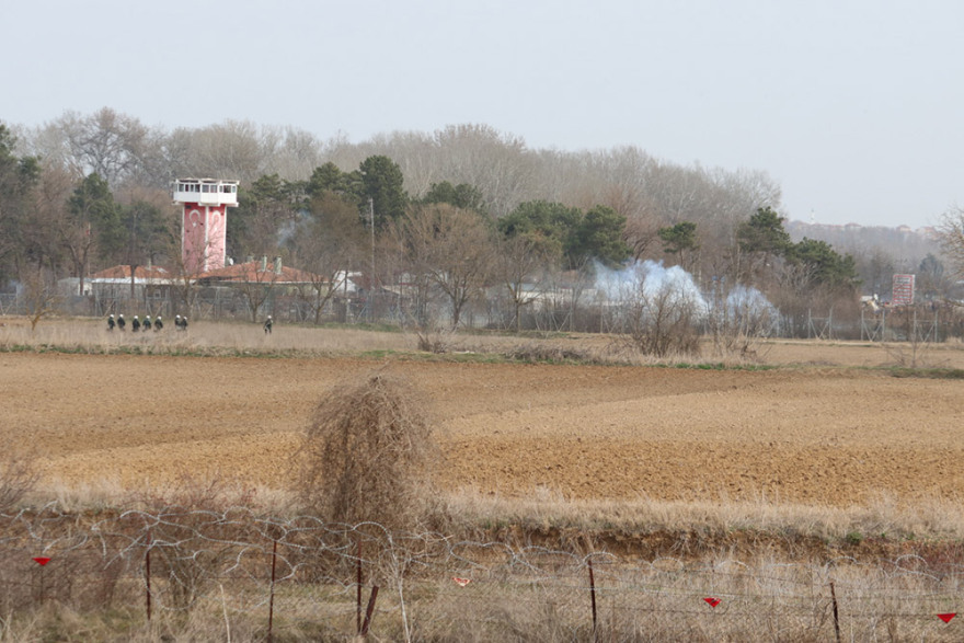 Έβρος-Μετανάστες: Ολοήμερα επεισόδια με βροχή δακρυγόνων από την Τουρκία - Εντατικοί έλεγχοι όλη τη νύχτα