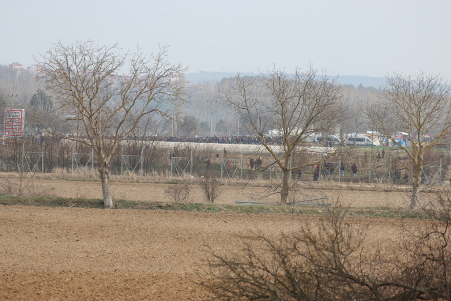 Έβρος-Μετανάστες: Ολοήμερα επεισόδια με βροχή δακρυγόνων από την Τουρκία - Εντατικοί έλεγχοι όλη τη νύχτα