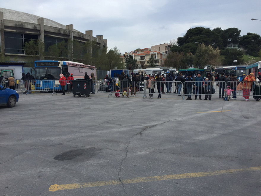 Μυτιλήνη: Έφτασε το αρματαγωγό για να πάρει τους μετανάστες σε κλειστά προαναχωρησιακά κέντρα
