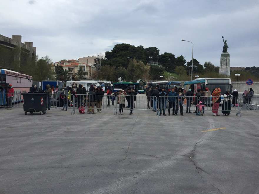 Μυτιλήνη: Έφτασε το αρματαγωγό για να πάρει τους μετανάστες σε κλειστά προαναχωρησιακά κέντρα