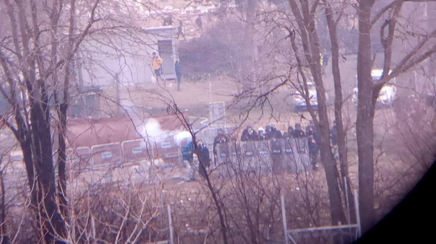 Έβρος-Μετανάστες: Ολοήμερα επεισόδια με βροχή δακρυγόνων από την Τουρκία - Εντατικοί έλεγχοι όλη τη νύχτα