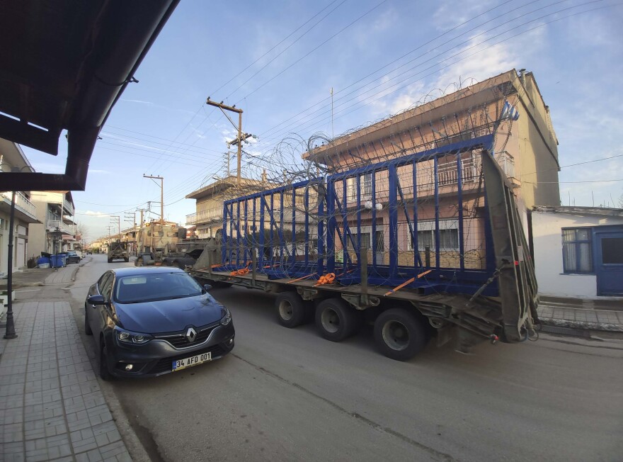 Έβρος-Μετανάστες: Ολοήμερα επεισόδια με βροχή δακρυγόνων από την Τουρκία - Εντατικοί έλεγχοι όλη τη νύχτα