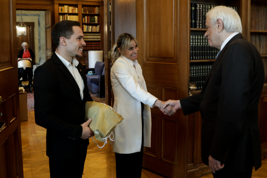Το ξεχωριστό δώρο του Πετρούνια στον Προκόπη Παυλόπουλο 