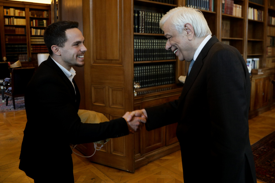 Το ξεχωριστό δώρο του Πετρούνια στον Προκόπη Παυλόπουλο 